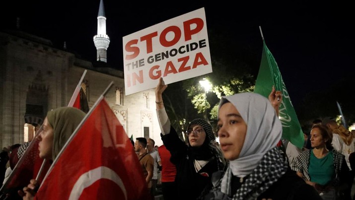 Demonstran pro-Palestina mengambil bagian dalam unjuk rasa untuk memprotes pembunuhan pemimpin Hamas Ismail Haniyeh di Iran, di Istanbul, Turki, 31 Juli 2024. (REUTERS/Dilara Senkaya)