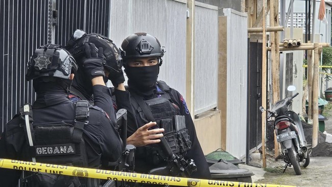 Detasemen Khusus (Densus) 88 Antiteror Polri menyita bahan kimia peledak saat menangkap dua tersangka teror jaringan ISIS di wilayah Jakarta Barat.