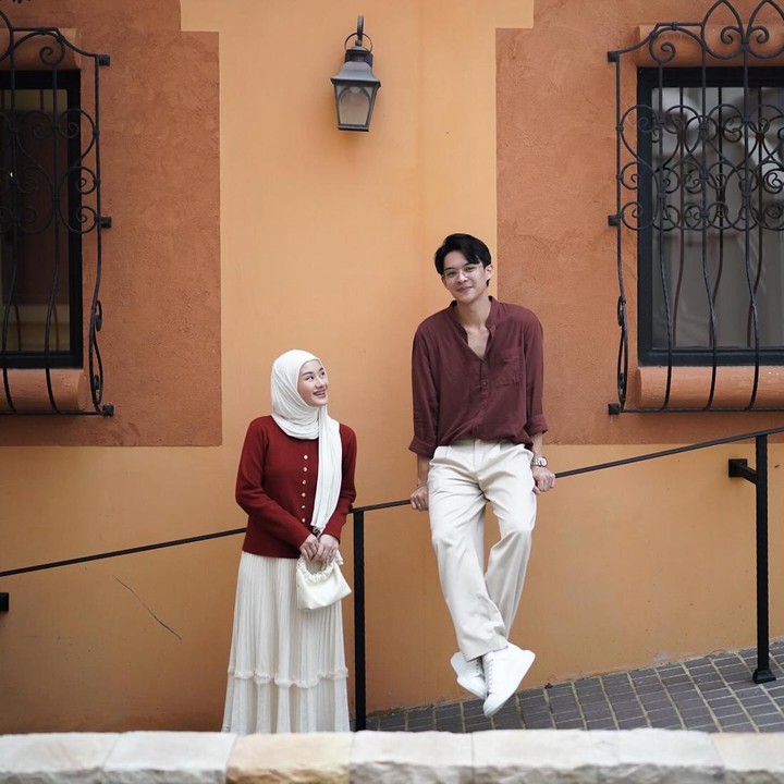 <p>"Senyum-senyum sendiri tiap liat pasangan ini," komentar akun @dhinanasi****. "Dunia milik kalian berdua," kata @qirani***. "Yuhuu judul drakor apa ya," ucap @viranda_** (Foto: Instagram @dindahw @rey_mbayang)</p>