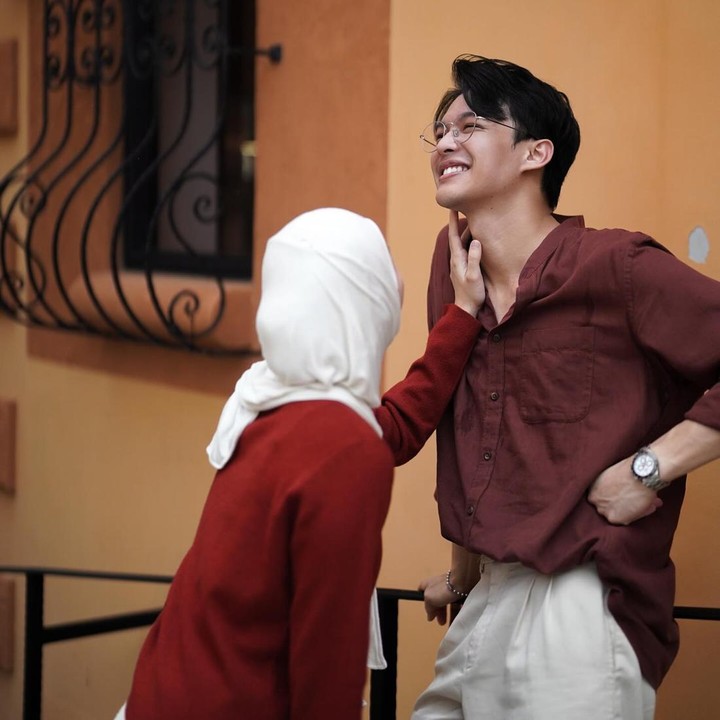 <p>Romansa mereka begitu terasa meski hanya terlihat dari foto ya, Bunda? Netizen sampai dibuat baper di kolom komentar, nih. (Foto: Instagram @dindahw @rey_mbayang)</p>