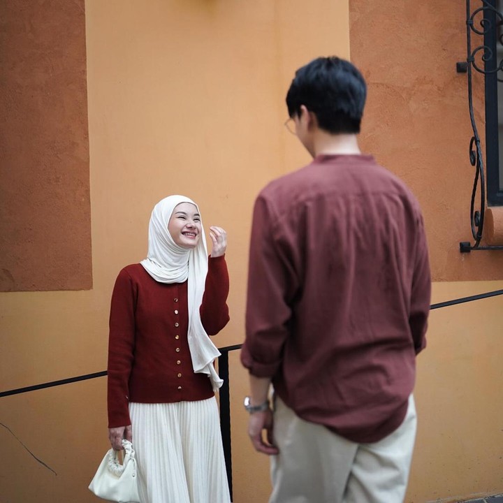 <p>Dinda Hauw dan Rey Mbayang juga berpose bak adegan di drama romantis, nih. "Saling lempar senyum, dialog manis tanpa khawatir orang tau," tulis Rey dalam unggahan fotonya. (Foto: Instagram @dindahw @rey_mbayang)</p>
