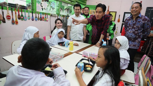 Sekjen Partai Gerindra Ahmad Muzani mengatakan program makan bergizi cuma-cuma bakal menyasar sekitar 82 juta anak-anak di Indonesia.