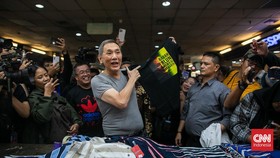 Blusukan ke Tanah Abang, Jusuf Hamka Diberi Kaos 'Babah Alun'