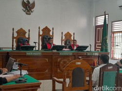 Kadinkes Sumut Alwi Dituntut 20 Tahun Penjara di Kasus Dugaan Korupsi APD COVID-19