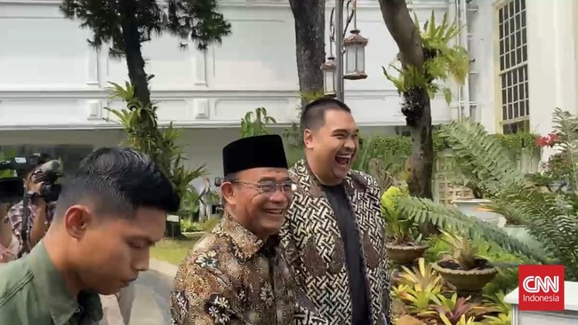 Menko PMK Muhadjir Effendy merespons santuy candaan Menpora Dito Ariotedjo soal ketua tambang. Mereka berdua pun tertawa sebelum masuk Istana.