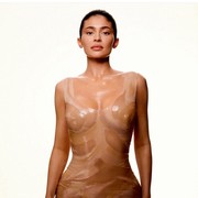 Unik! Kylie Jenner Tampil Berbalut Gaun Cairan untuk Pemotretan Terbarunya