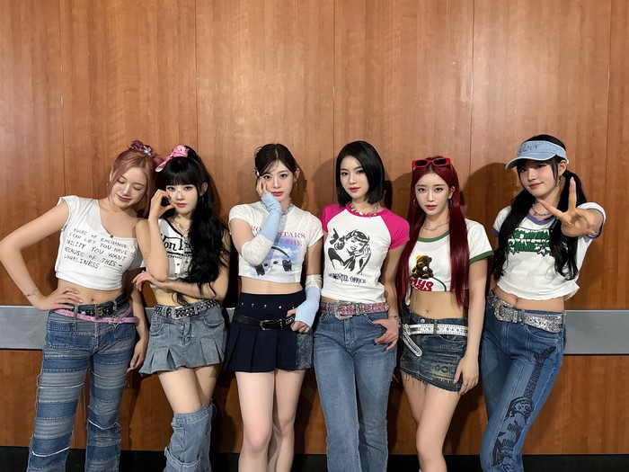 Lagu (G)I-DLE bernuansa musim panas berjudul “Queencard” berhasil dibawakan oleh STAYC dengan sangat baik. Para penggemar (G)I-DLE pun bahkan sampai memuji penampilan girlband naungan High Up Entertainment ini di media sosial. / Foto: x.com/STAYC_official