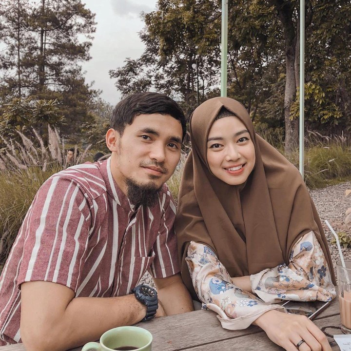 <p>Di tahun yang sama ia pensiun, Lindswell dipersunting oleh rekannya sesama atlet wushu Achmad Hulaefi. Kabar pernikahan keduanya sempat menggemparkan publik lantaran Lindswell juga memutuskan menjadi mualaf. (Foto: Instagram @lindswell_k)</p>