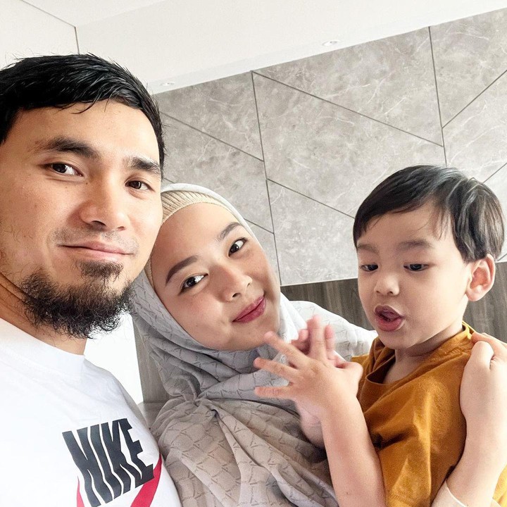 <p>Kemampuan Lindsweel dan suami melakukan seni bela diri wushu tampaknya menurun ke putra pertamanya, Achmad Zubayr. Belakangan, bocah berusia 4 tahun itu mulai aktif mengikuti latihan wushu di klub wushu milik keluarganya. Lindwell membagikan video saat putranya itu terlihat bersemangat mengikuti sesi latihan, Bunda. (Foto: Instagram @lindswell_k)</p>