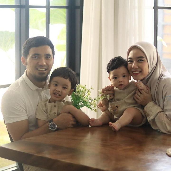 <p>Ya, sejak memutuskan pensiun, Lindswell kini lebih sering membagikan aktivitasnya dan anak-anak di media sosial. Berbeda dengan Lindswell, sang suami Achmad Hulaefi sampai saat ini masih aktif di dunia wushu, Bunda. (Foto: Instagram @lindswell_k)</p>