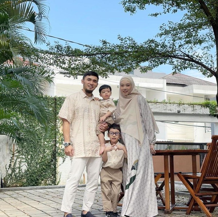 <p>Meski sudah tak menjadi atlet, Lindswell tetap aktif membagikan aktivitasnya di media sosial. Perempuan 32 tahun ini sering mengunggah foto dan video anak-anaknya. Berbeda dengan Lindswell, sang suami Achmad Hulaefi sampai saat ini masih aktif di dunia wushu. (Foto: Instagram @lindswell_k)</p>
