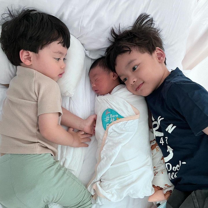 <p>Dari pernikahannya dengan Achmad Hulaefi, Lindswell dikaruniai tiga anak laki-laki, Bunda. Mereka adalah Achmad Zubayr, Achmad Achmad Miqdad, dan Achmad Zayd. Putra terakhir mereka Achmad Zayd lahir pada 26 April 2024. (Foto: Instagram @lindswell_k)</p>