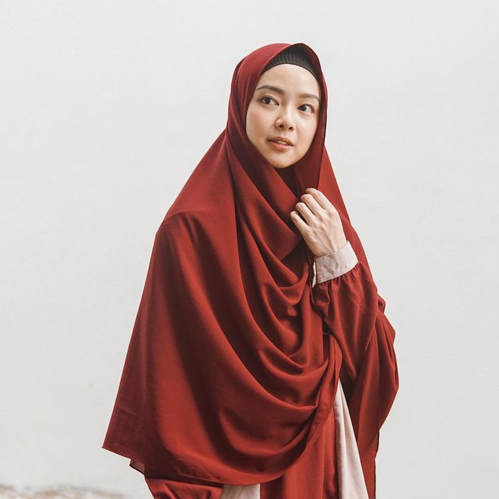 <p>Selain aktivitas sehari-hari, Lindsweel juga sering mengunggah OOTD-nya mengenakan busana muslim. Perempuan kelahiran Binjai, Sumatera Utara ini kerap tampil stylish dengan busana muslim syar'i. (Foto: Instagram @lindswell_k)</p>