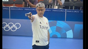 img-title Penembak Turki, Yusuf Dikec Curi Perhatian Karena Aksinya di Olimpiade Paris