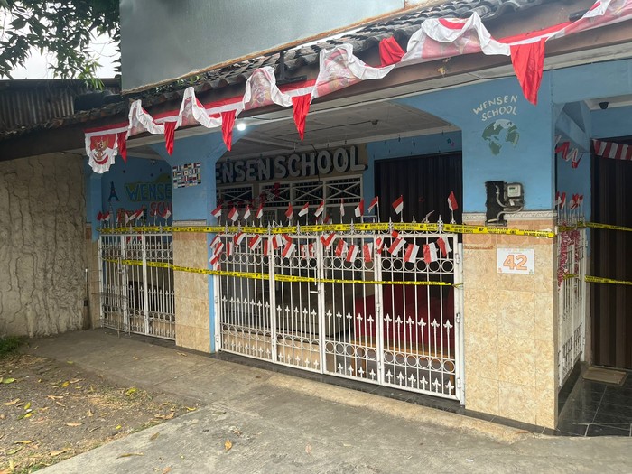 Polisi menyegel Wensen School, lokasi balita dianiaya Meita Irianty.