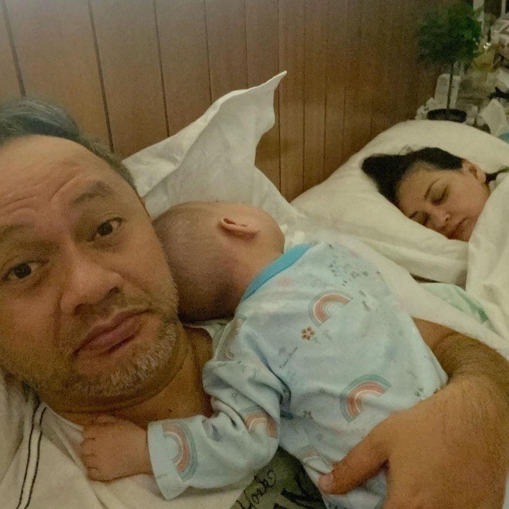 <p>Ketika Mona Ratuliu melahirkan anak keempatnya, sang suami Indra Brasco turut membantu mengasuh Si Kecil yang diberi nama Numa. Indra bahkan rela bergantian menjaga Numa agar Mona bisa beristirahat. "Tuhh kan, ada yang begadang deh semalaman. Gini deh kalau tidurnya kesorean, tidurnya enggak mau dibedong, gerak-gerak mulu dan maunya digendong baru deh anteng. Untung enggak pakai jalan ditempat. Bundanya sudah tepat begadang semalaman, sekarang giliran Yandanya dapat <em>shift</em> pagi," ujar Indra. (Foto: Instagram: @indrabrasco)</p>