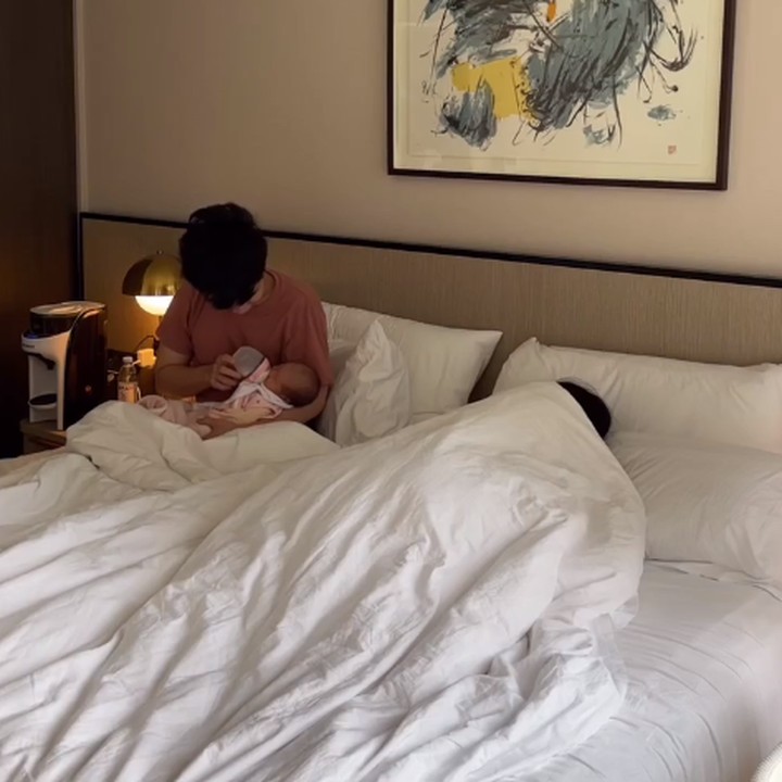 <p>Beberapa waktu lalu, YouTuber Jess No Limit turut membantu sang istri, Sisca Kohl, begadang menjada Si Kecil, Sophia. Jess ikut memberikan susu kepada sang putri dan membiarkan Sisca beristirahat. "Ibu enggak bakalan <em>baby blues</em> kalau begini," kata seorang netizen melihat sikap Jess pada sang istri. (Foto: Instagram: @siscakohl)</p>