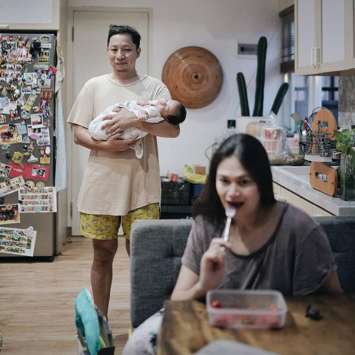 <p>Ringgo Agus Rahman dengan senang hati membantu sang istri, Sabai Dieter, merawat sang anak, Mars, saat masih bayi. Ringgo bahkan bersedia membantu menjaga sang putra di tengah malam agar istrinya bisa tidur dengan nyenyak. "Malam ini saya berjanji akan menjadikan malam yang lebih indah untuk istri saya, macan yang tertidur lama akhirnya mengaum kembali. Saya imbau untuk istri saya untuk tetap tenang dan tetap menciptakan suasana yang kondusif malam ini," ujarnya seraya mengunggah potret kala menggendong anaknya. (Foto: Instagram: @ringgoagus)</p>
