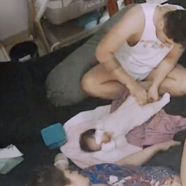 <p>Krisjiana suami Siti Badriah juga rela begadang untuk meringankan pekerjaan sang istri mengurus anak. Kris bahkan mengganti popok dan memberikan sang putri susu, lho. "Iseng lihat CCTV semalam, ternyata ku melihat pemandangan ini. <em>Love you daddy @krisjinabah</em> sudah selalu meringankan <em>mommy</em> buat gantiin pampers dan nenenin <em>@xarenazenata</em>. Aku jadi bisa tidur pulas di malam hari," papar Siti Badriah. (Foto: Instagram: @sitibadriahh)</p>