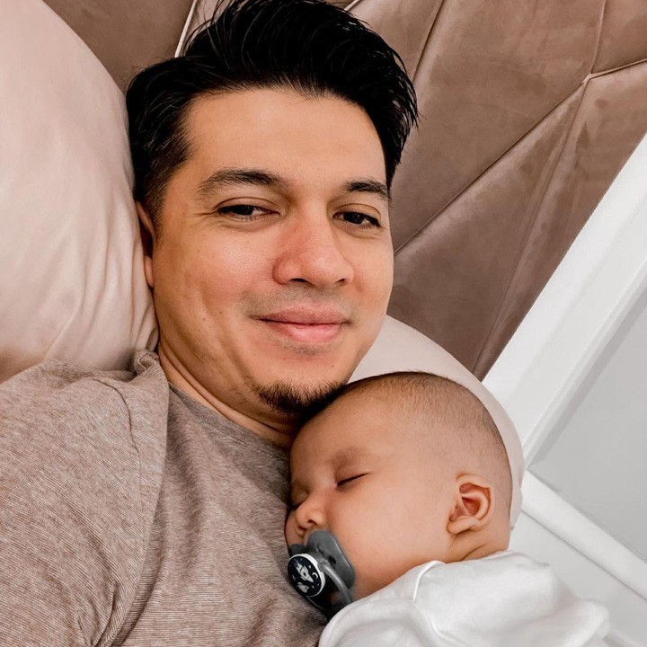 <p>Irwansyah termasuk Ayah yang selalu siaga nih, Bunda. Irwansyah bahkan selalu begadang untuk menidurkan putranya, Ukkasya, sehingga sang istri, Zaskia Sungkar bisa tidur dengan nyenyak. "<em>MasyaAllah</em> semalam Ukkasya enggak mau ditaro kasur, maunya digendong terus sampai-sampai berakhir tidur di dada aku. Yang penting nyium Papinya kayaknya. Teman-teman doaun Ukkasya nya sehat selalu, ya," kata Irwansyah. (Foto: Instagram: @irwansyah_15)</p>