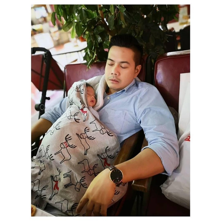<p>Ketika berjalan-jalan ke mall, Arie Dwi Andhika suami Ardina Rasti, turut membantu sang istri untuk menjaga putranya. Bahkan, keduanya sampai tertidur bersama, lho. "Hujan-hujan gini memang paling enak ya tidur. Nah, termasuk tidur berdua sama <em>baby</em> <em>@anaralangit</em> di mall (maafkan muka saya yang enggak enak dilihat). Hoamm, maafkan kita berdua ya <em>mommy @adrinarasti6</em>," ungkapnya. (Foto: Instagram: @arie10andika)</p>