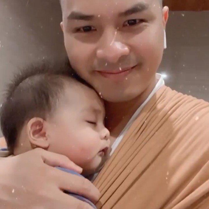 <p>Glenn Alienskie adalah sosok Ayah yang sangat dekat dengan anak-anaknya. Ketika sang putra, Dante, terlahir, ia bertugas menidurkan Dante di malam hari, Bunda. Tidak hanya demi membantu sang istri, ini juga dilakukan karena Glenn tidak ingin melewatkan momen bersama sang putra. "Rutinitas malamku. Tidurin Dante di gendongan dan pelukan. Waktu cepat banget berlalu. Akan tiba saatnya dia tidak akan betah digendongin terus. Dan aku sangat menghargai setiap momen bersama Si Kecil <em>@dante.oliver.alinskie</em> ini dia yang terjaga sampai bisa disuruh tidur. Cepet yaa," tulis Glenn seraya menggendong Dante. (Foto: instagram: @glennalinskie)</p>