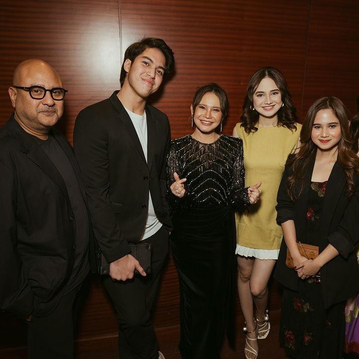 <p>Beberapa waktu lalu, El Rumi juga mengajak Syifa Hadju bertemu dengan kedua orang tuanya Maia Estianty dan Irwan Mussry. El bahkan membawa Syifa pergi ke premier film dokumenter milik Rossa. (Foto: Instagram: @maiaestiantyreal)</p>