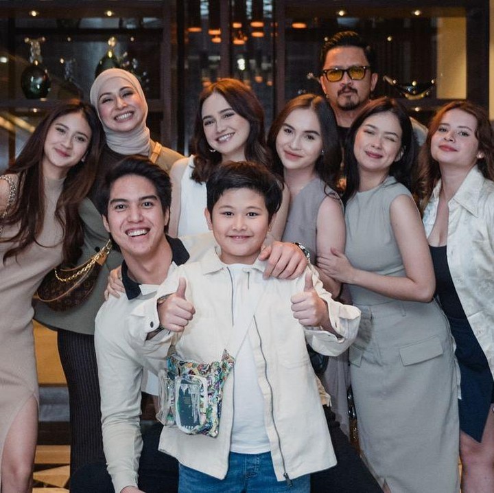<p>El dan Syifa Hadju juga terlihat berkumpul bersama keluarga Deswita Maharani, nih. Dalam unggahan ini, Deswita menyebut menyetujui hubungan keduanya. "Kata Boss Rolek, Beben setuju Kakak Cipa sama Abang El karena dua-duanya kesayanagan Beben. (Enggak usah di tag yang lagi gemas-gemasnya. Kasihan, sudah di tag satu Indonesia)," goda Dewsita. (Foto: Instagram: @deswitamaharani80)</p>