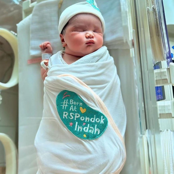 <p>Zeya lahir melalui operasi caesar dengan berat badan 3,48 kilogram dan panjang badan 49 cm di Rumah Sakit Pondok Indah. (Foto: Instagram: @tengkudewiputri_tdp @bukaan.moment)</p>