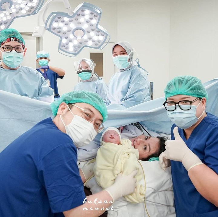 <p>Istri pesinetron Andrew Andhika, Tengku Dewi Putri, baru saja melahirkan anak keduanya, Bunda. Si Kecil yang berjenis kelamin perempuan ini lahir pada 31 Juli 2024. (Foto: Instagram: @tengkudewiputri_tdp @bukaan.moment)</p>
