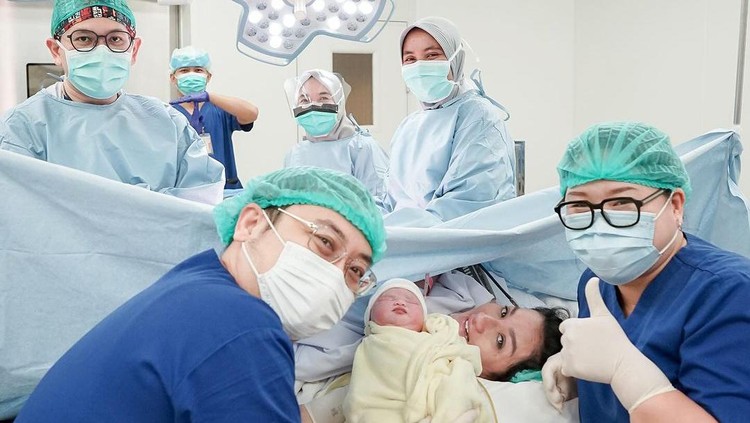 Potret Zeya Anak Tengku Dewi Putri