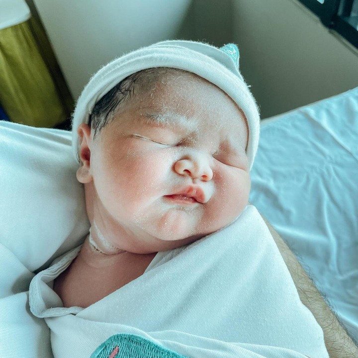 <p>"Kelahiran kamu hari ini merupakan salah satu doa yang terwujud. Doa Mama, doa Abang Eshan, dan doa Papa. Apapun yang terjadi dalam hidup, sekarang atau nanti, rencana demi rencana bisa saja berubah. Namun, tetaplah bercahaya seperti nama kamu, ZEYA. Cinta dari kami semua selalu sama selamanya," tulis Tengku Dewi Putri dengan menyisipkan emotikon hati. (Foto: Instagram: @andrewandika)</p>