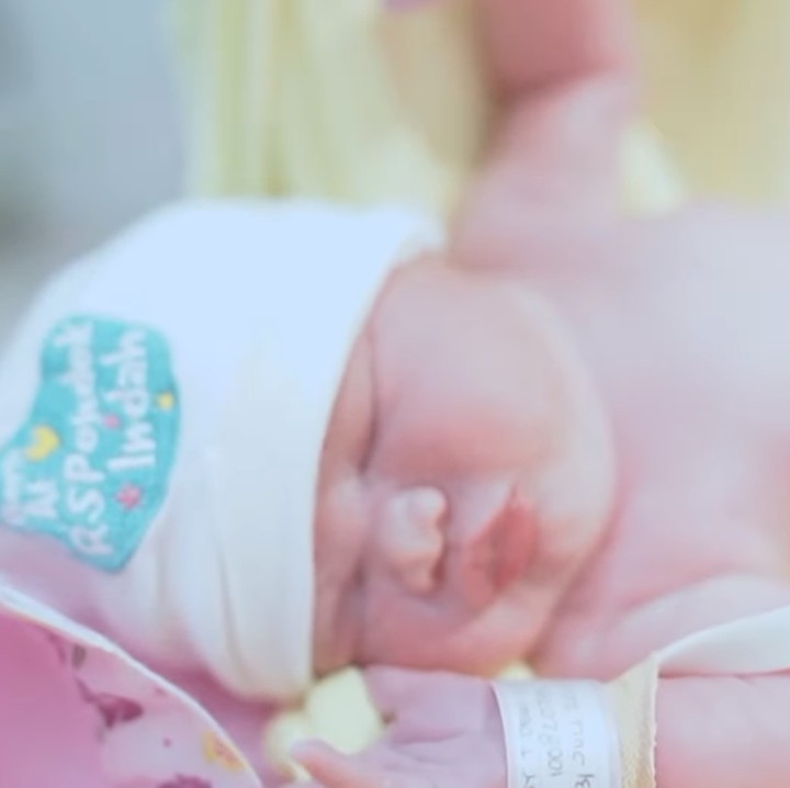 <p>Banyak netizen yang turut merasa terharu dengan kelahiran Zeya nih, Bunda. Tidak sedikit yang mendoakan agar Zeya tumbuh menjadi anak yang sehat dan selalu membawa kebahagiaan. (Foto: Instagram: @tengkudewiputri_tdp @bukaan.moment)</p>