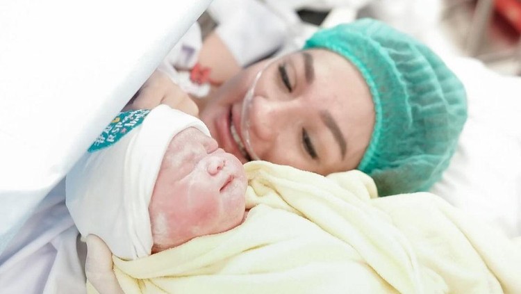 Potret Zeya Anak Tengku Dewi Putri