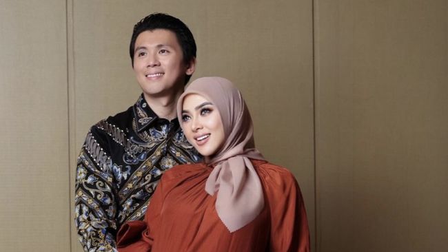 Syahrini melahirkan anak pertamanya dengan Reino Barack tepat di hari ulang tahun penyanyi tersebut hari ini, Kamis (1/8).