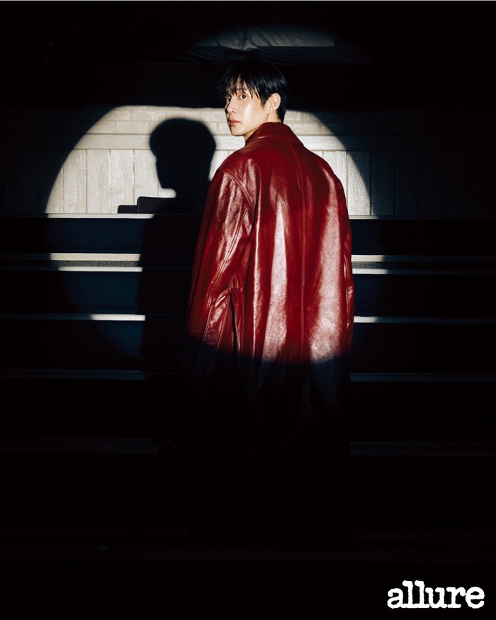 Sebagai model dari berbagai merek terkenal dunia, Park Sung Hoon tampil berkelas dengan mengenakan leather coat berwarna merah dari Gucci yang mencolok dan menonjolkan kepercayaan dirinya. / Foto: Allure Korea