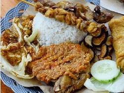 Suka Banget Ayam Gepuk Indonesia, Wanita Ini Buatkan Puisi Cinta