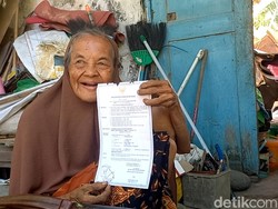 Pilu Pensiunan Guru di Sampang, Gaji Habis-Rumah Nyaris Rata Tanah
