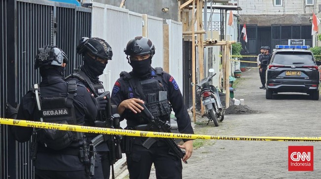 Densus 88 Antiteror Polri menangkap dua tersangka teroris di wilayah Jakarta Barat.