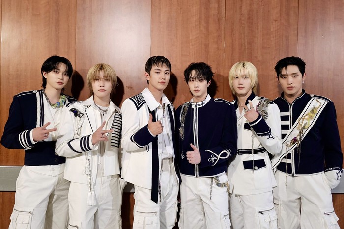 Tidak kalah memukau dari penampilan Kep1er, P1Harmony juga menyuguhkan special stage yang berapi-api, membuat suasana semakin memanas. Lagu yang dibawakan oleh boyband Korea beranggotakan enam orang ini ialah “Fire” karya BTS. / Foto: x.com/P1H_official