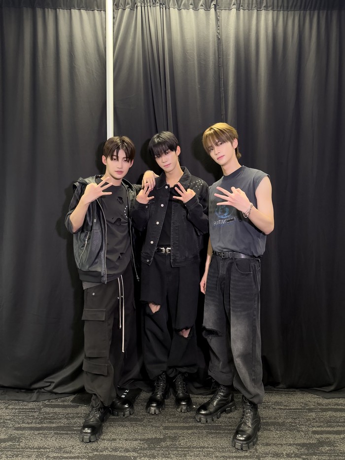 Tiga personel TWS yakni Shinyu, Dohoon, dan Jihoon membawakan cover lagu berjudul “3D” karya Jungkook BTS di hari kedua KCON LA 2024. Penampilan spesial mereka yang epik sukses membuat penonton ikut bernyanyi bersama. / Foto: x.com/TWS_PLEDIS