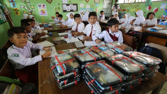 Pemerintahan Presiden Prabowo Subianto menetapkan anggaran sebesar Rp63,57 triliun untuk program pemenuhan gizi nasional pada 2025.