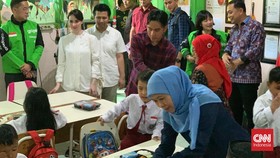 Gibran Sebut Khofifah Gubernur Saat Uji Coba Makan Gratis di Surabaya
