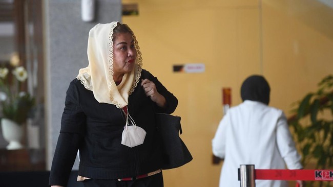 Wali Kota Semarang Hevearita Rahayu alias Ita dan suaminya memenuhi panggilan penyidik KPK untuk diperiksa sebagai tersangka, Rabu (19/2).