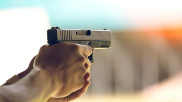 GAYA MENEMBAK JADI SOROTAN