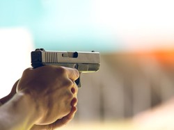 Terekam! Pencuri Acungkan Pistol Saat Terpergok Warga di Depok