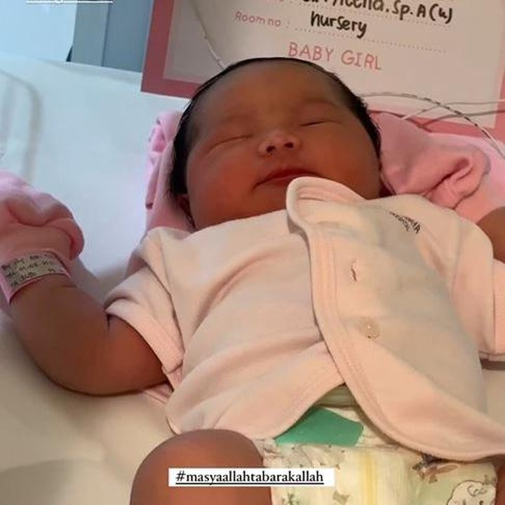<p>Anak kedua Achmad Megantara dan Asri Faradila ini berjenis kelamin perempuan. Si Kecil lahir di RS Brawijaya Antasari dengan berat 3,689 kilogram (kg) dan panjang 49,5 sentimeter (cm). Baik Achmad Megantara atau istrinya belum mengungkap nama sang putri ke publik. (Foto: Instagram @asrifaradila/ @megantaraaa)</p>