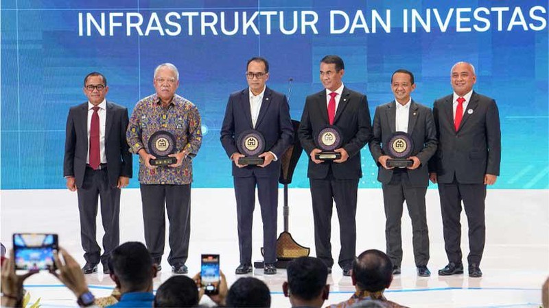 Menteri Pertanian (Mentan) Andi Amran Sulaiman mendapatkan penghargaan Construction Excellence Awards atas kontribusi dan dedikasi