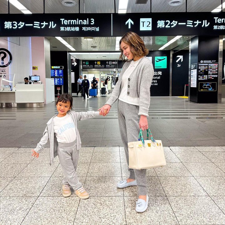 <p>Claire Herbowo putri Shandy Aulia juga memiliki Instagram sejak dirinya bayi. Di akun <em>@missclaireherbowo</em> ini, Bunda bisa melihat berbagai aktivitas yang dilakukan Claire. Misalnya saja berlibur, berenang, main alat musik, berbelanja, dan masih banyak lagi. Akun Claire juga sidah terverifikasi dan memiliki lebih dari 258 ribu <em>followers</em>. (Foto: Instagram: @missclaireherbowo)</p>