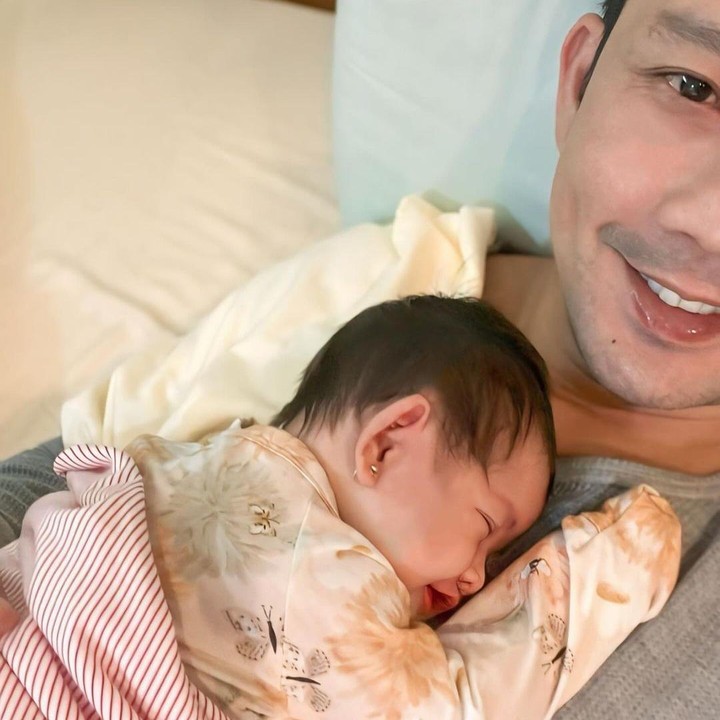 <p>Denny Sumargo dan sang istri baru saja dikaruniai anak pertama yang diberi nama Gabriella Allan Sumargo. Ketika mengumumkan kelahiran sang putri, Denny turut menandai akun Gabriella, <em>@gabriellasumargo</em>. Meski belum genap berusia sebulan, pengikut Gabriella sudah tembus 88,1 ribu, Bunda. (Foto: Instagram: @gabriellasumargo)</p>